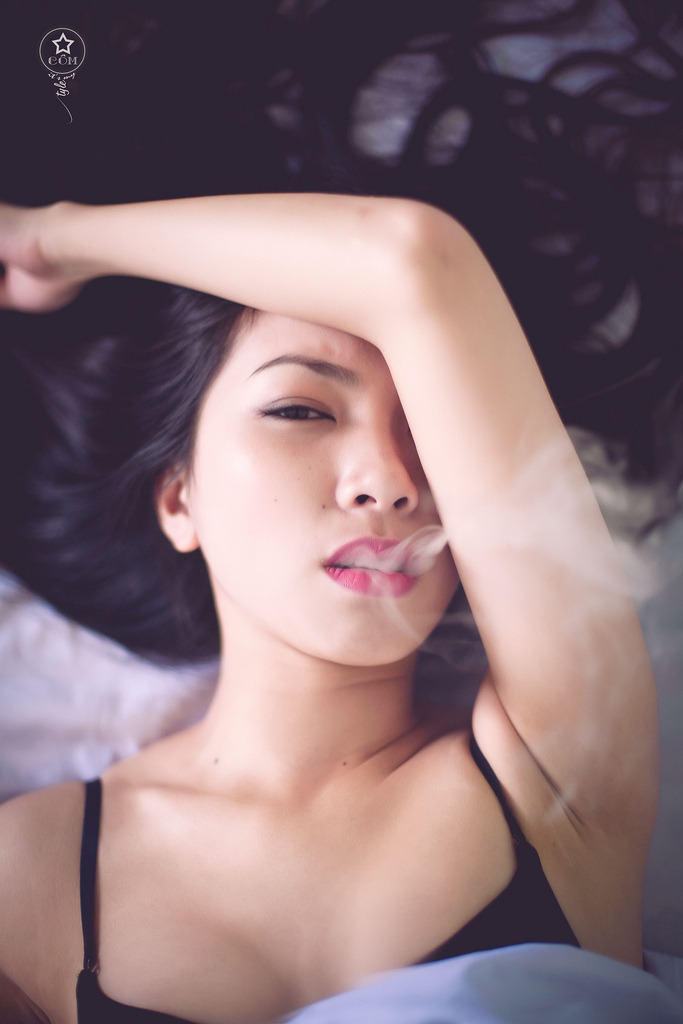 女大學(xué)生的沙龍室女主