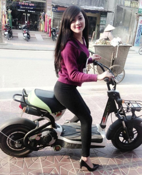 中心行的女人