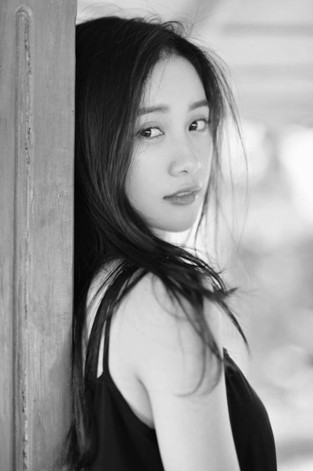 美女扒開超粉嫩的尿囗讓人桶