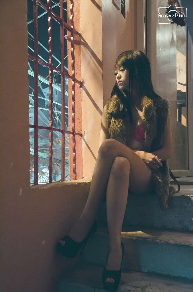 美女蹲著拉屎無遮擋
