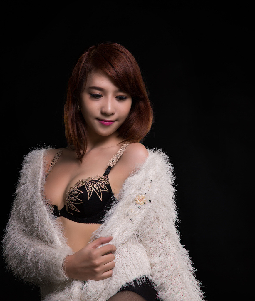 新婚警花被迫獻身黑老大的小說